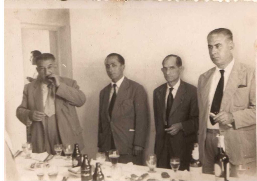 Miguel Gatell Alberich, impulsor de los pozos del Poniente, en una reunión en Adra con alcaldes y un joven Gabriel Amat.
