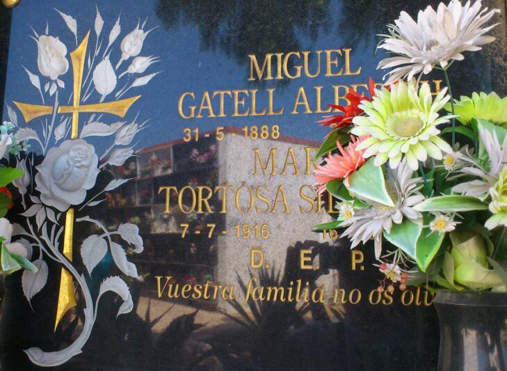 Lápìda donde resposan los restos de Miguel Gatel y su esposa en el cementerio de Almería.
